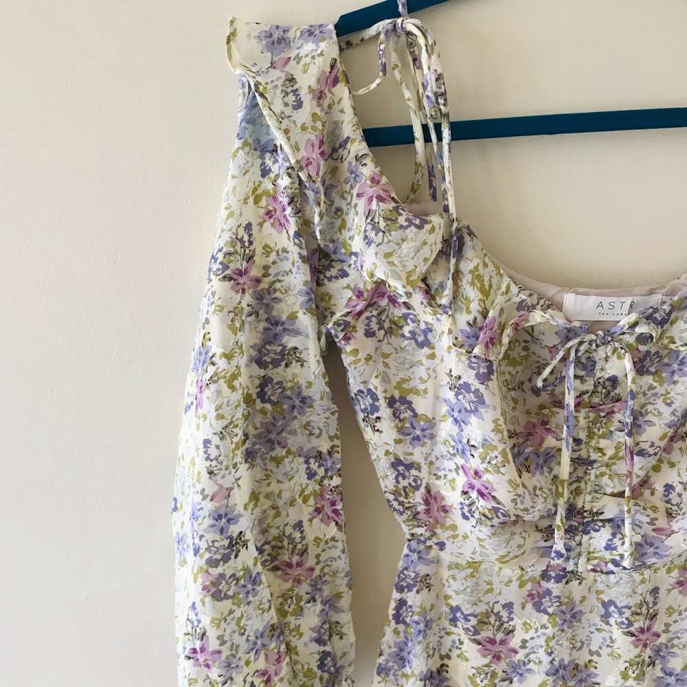 ASTR Anastasia Cutout Back Mini Dress, Ivory Lilac Floral, NWT - Picture 4 of 16